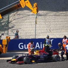 La grúa retira el coche de Sebastian Vettel