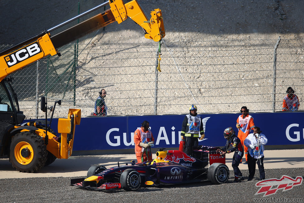 La grúa retira el coche de Sebastian Vettel