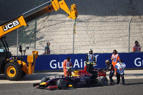 La grúa retira el coche de Sebastian Vettel