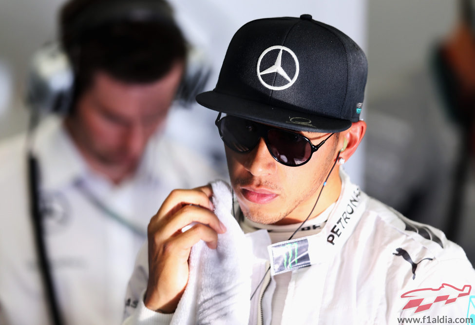Lewis Hamilton, en el box de Mercedes