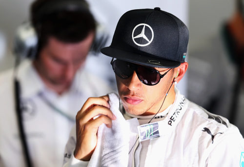 Lewis Hamilton, en el box de Mercedes