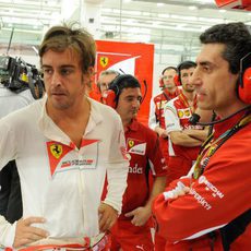 Fernando Alonso junto a Andrea Stella