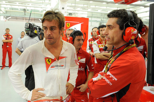 Fernando Alonso junto a Andrea Stella