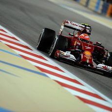 Kimi Räikkönen disputa la clasificación del GP de Baréin