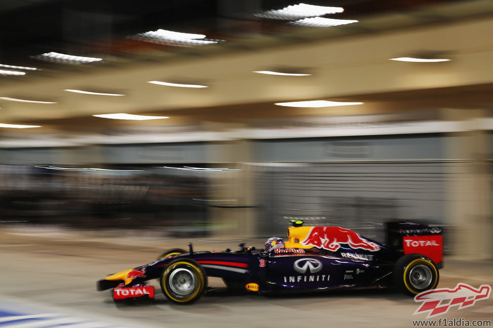 Salida de boxes de Daniel Ricciardo en Sakhir