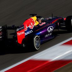 Sebastian Vettel disputa los Libres 3 en el circuito de Sakhir