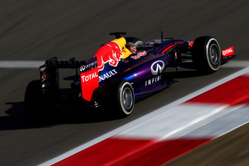 Sebastian Vettel disputa los Libres 3 en el circuito de Sakhir