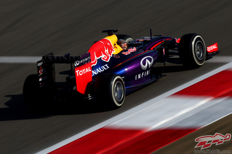 Sebastian Vettel disputa los Libres 3 en el circuito de Sakhir