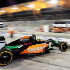 Sergio Pérez sale de boxes con el VJM07