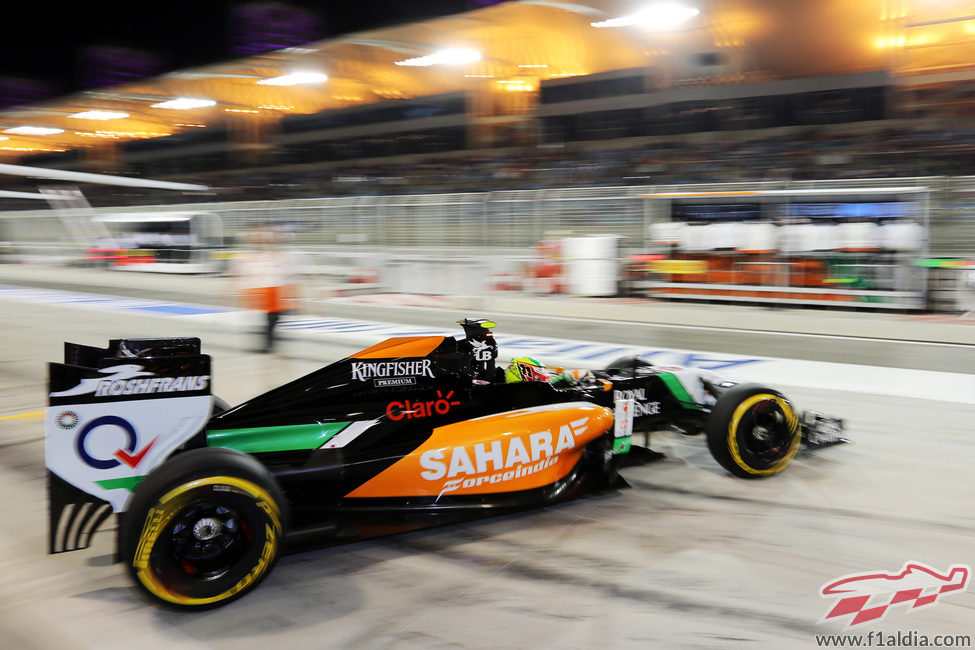 Sergio Pérez sale de boxes con el VJM07