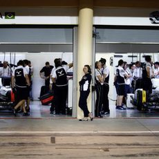 El equipo Williams trabaja en sus coches antes de la clasificación