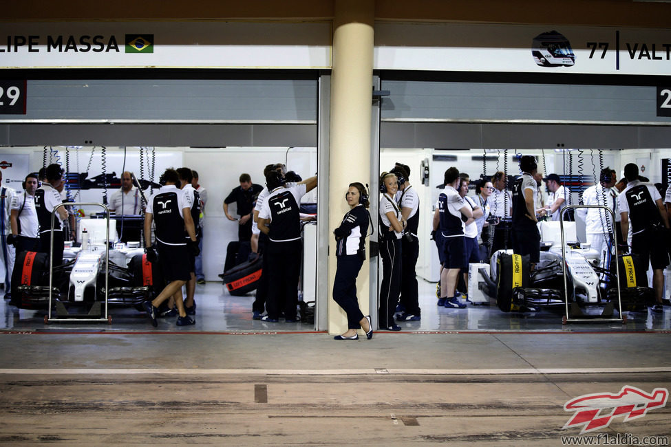 El equipo Williams trabaja en sus coches antes de la clasificación