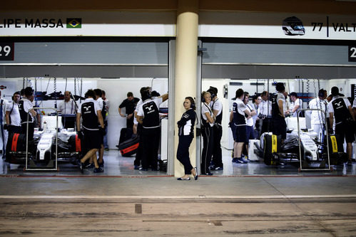 El equipo Williams trabaja en sus coches antes de la clasificación