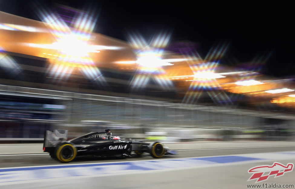 Focos de luz para Jenson Button en Sakhir