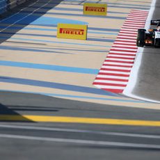 Nico Hülkenberg llega a una curva en Baréin