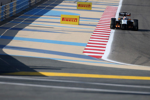 Nico Hülkenberg llega a una curva en Baréin