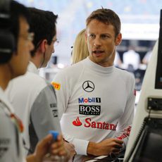 Jenson Button, en el garaje con los ingenieros