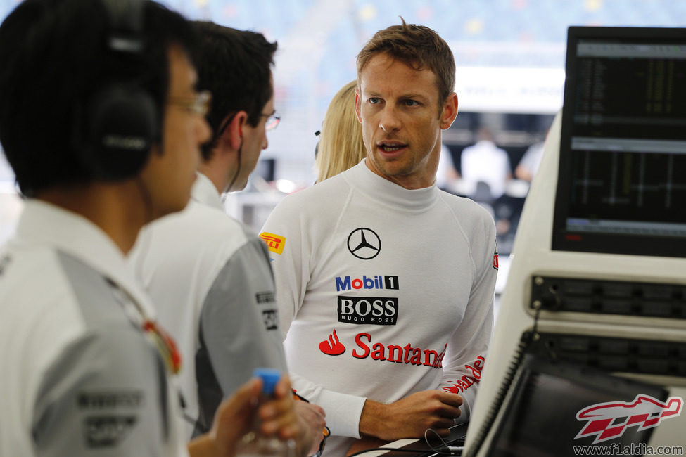 Jenson Button, en el garaje con los ingenieros