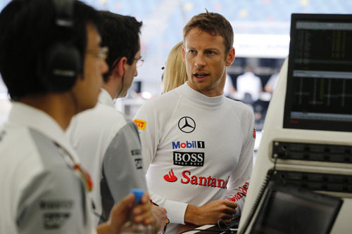 Jenson Button, en el garaje con los ingenieros