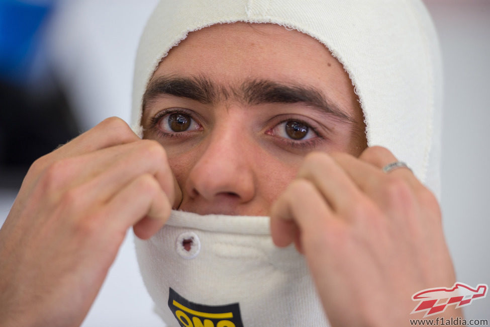 Esteban Gutiérrez se pone la ropa ignífuga