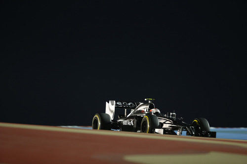 Noche cerrada en Baréin para Kevin Magnussen