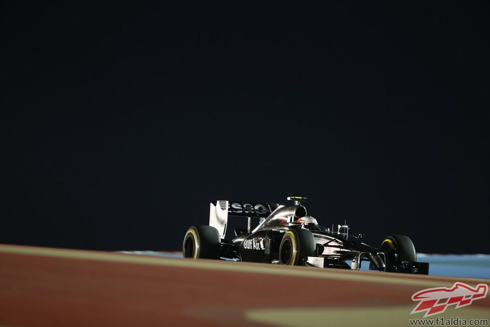 Noche cerrada en Baréin para Kevin Magnussen