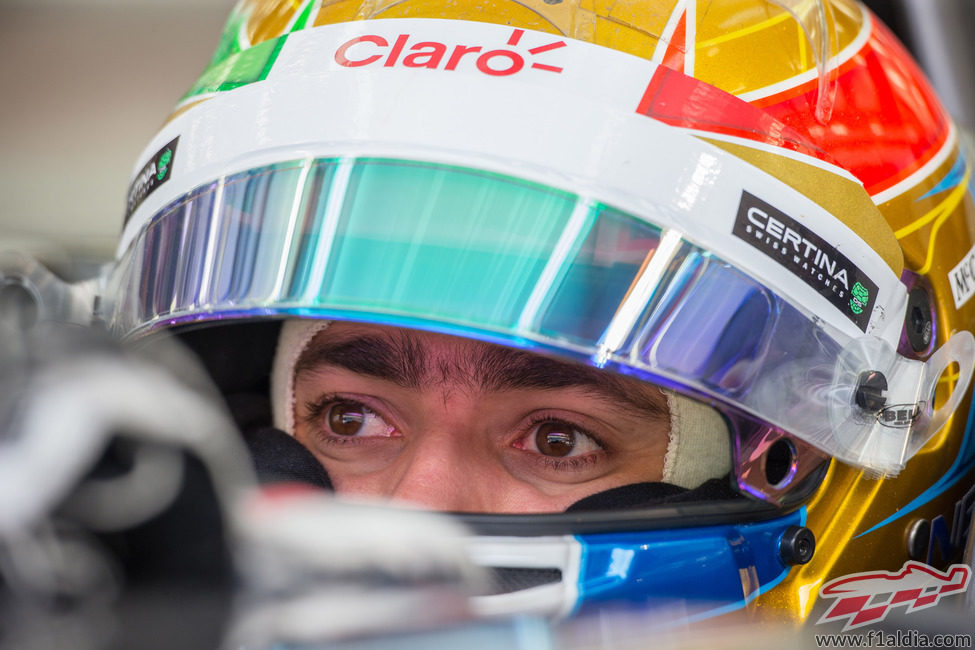 Esteban Gutiérrez concentrado dentro del coche