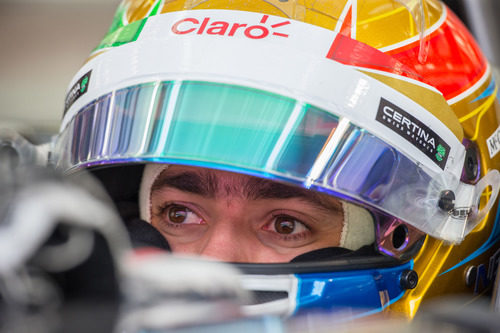 Esteban Gutiérrez concentrado dentro del coche