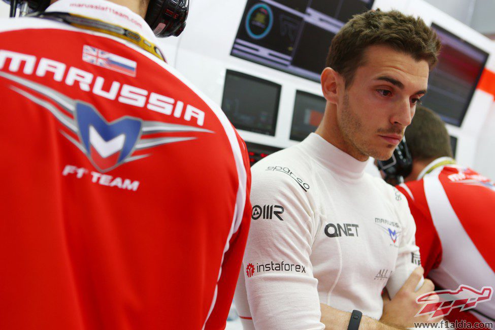 Jules Bianchi serio por su mal resultado