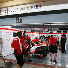 Mecánicos trabajando en el coche de Jules Bianchi