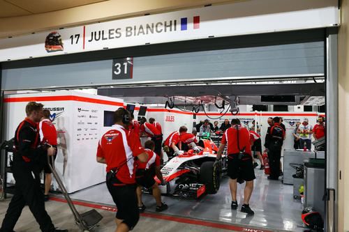 Mecánicos trabajando en el coche de Jules Bianchi