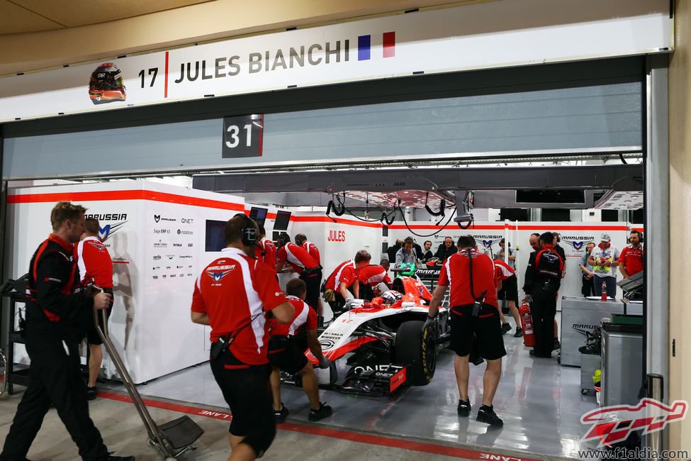 Mecánicos trabajando en el coche de Jules Bianchi