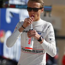 Max Chilton hidratándose en el caluroso Baréin