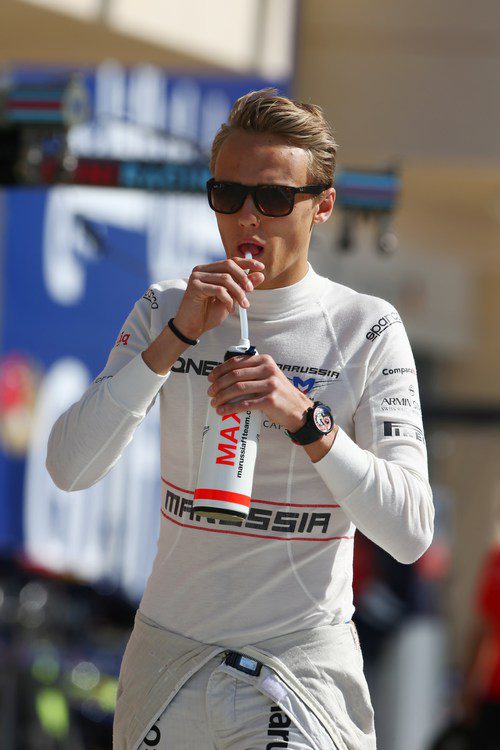 Max Chilton hidratándose en el caluroso Baréin