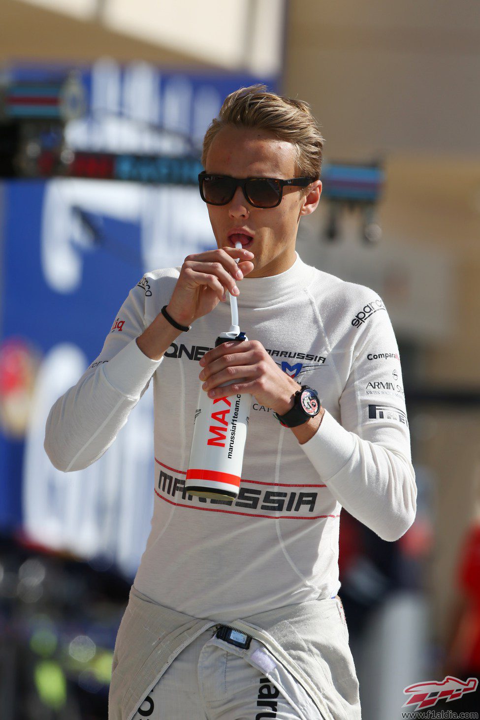 Max Chilton hidratándose en el caluroso Baréin