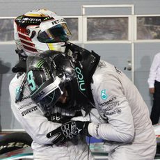 Nico Rosberg y Lewis Hamilton se abrazan por su doblete en Baréin