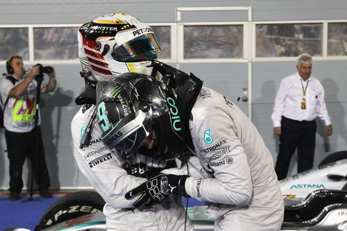 Nico Rosberg y Lewis Hamilton se abrazan por su doblete en Baréin