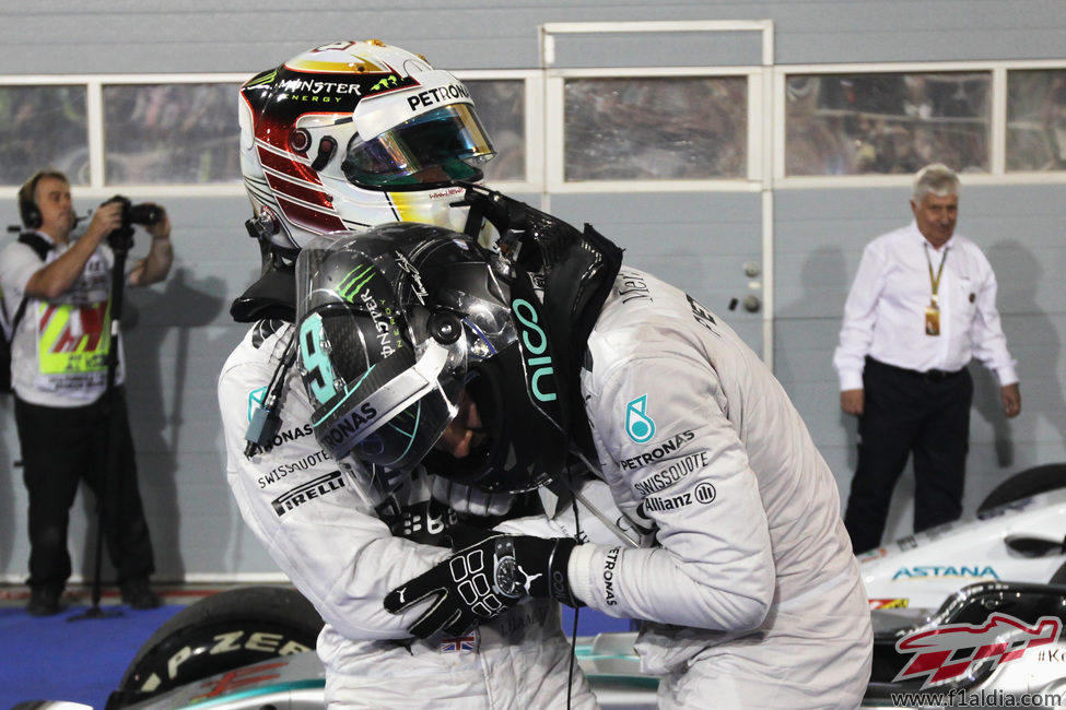 Nico Rosberg y Lewis Hamilton se abrazan por su doblete en Baréin