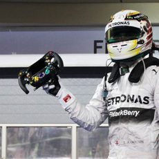 Lewis Hamilton, volante en mano en Baréin