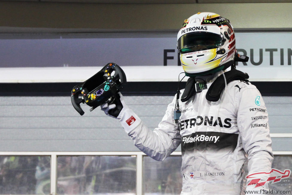 Lewis Hamilton, volante en mano en Baréin