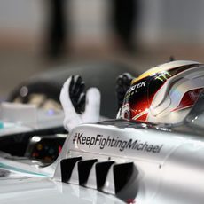 Lewis Hamilton aplaude tras ganar en Baréin