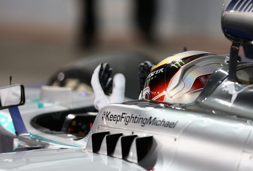 Lewis Hamilton aplaude tras ganar en Baréin