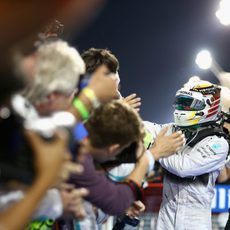 Lewis Hamilton celebra la victoria entre aplausos