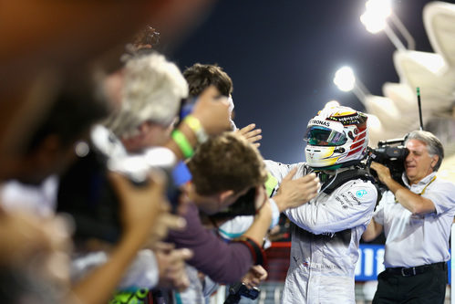 Lewis Hamilton celebra la victoria entre aplausos