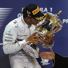 Lewis Hamilton besa su trofeo en Baréin