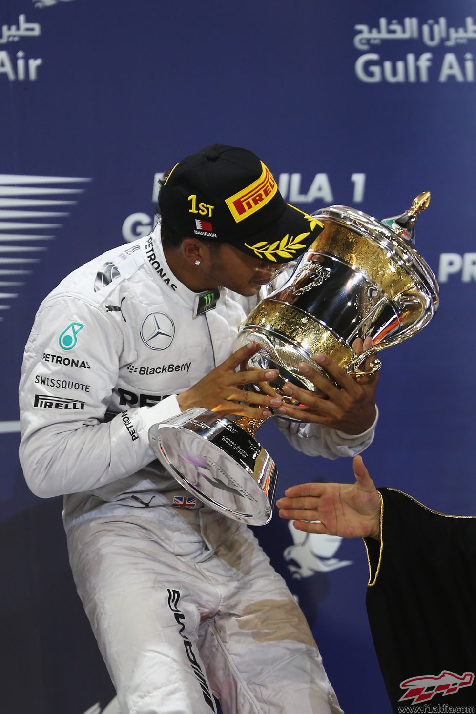 Lewis Hamilton besa su trofeo en Baréin