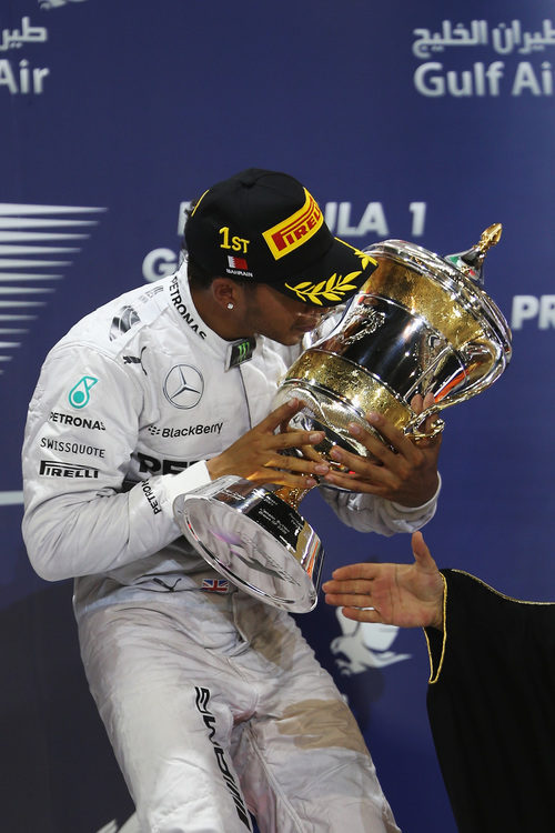 Lewis Hamilton besa su trofeo en Baréin