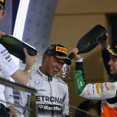 Sergio Pérez 'ducha' a Lewis Hamilton con champán