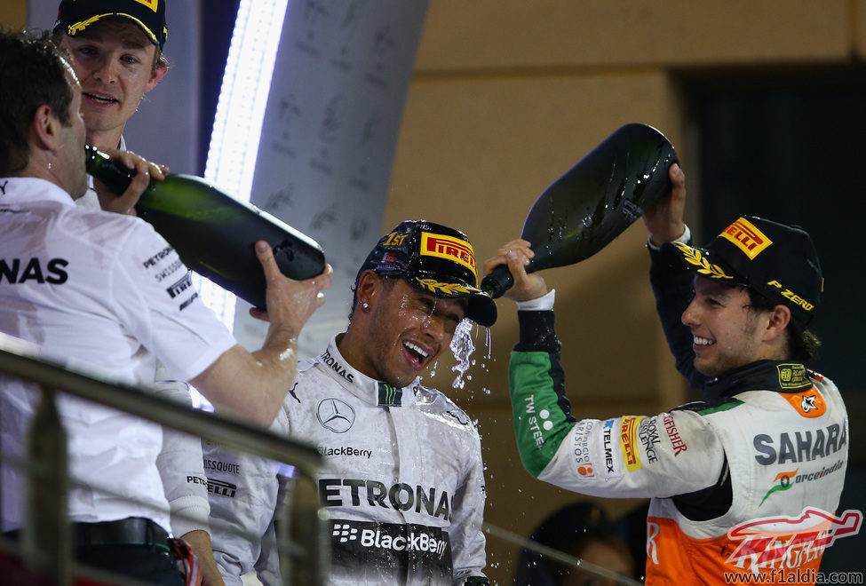 Sergio Pérez 'ducha' a Lewis Hamilton con champán