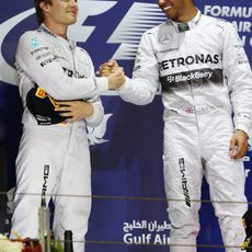 Nico Rosberg y Lewis Hamilton se dan la mano en el podio